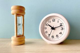 Foto: Sanduhr und Uhr