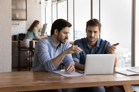 Foto: Junge spricht mit Tutor
